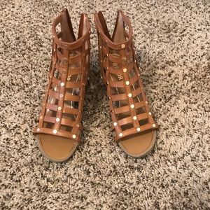 Report Signature tan/gold low wedge sandal.